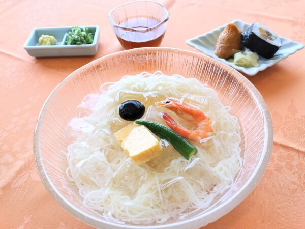 素麺と助六寿司の画像