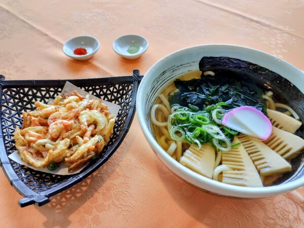 海老のかき揚げと若竹うどんの画像